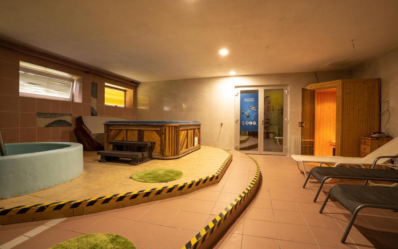 Hotel Dynamic Újtölgyes Kültér fotó