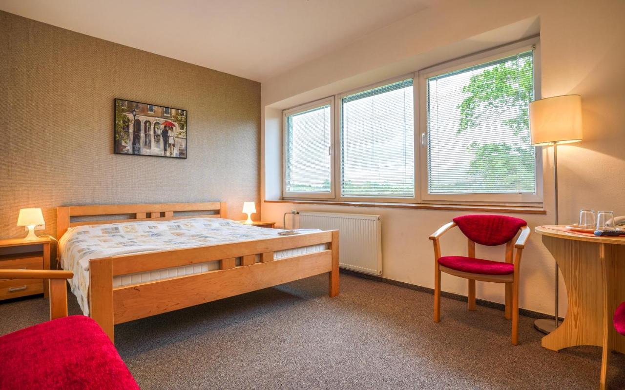 Hotel Dynamic Újtölgyes Kültér fotó