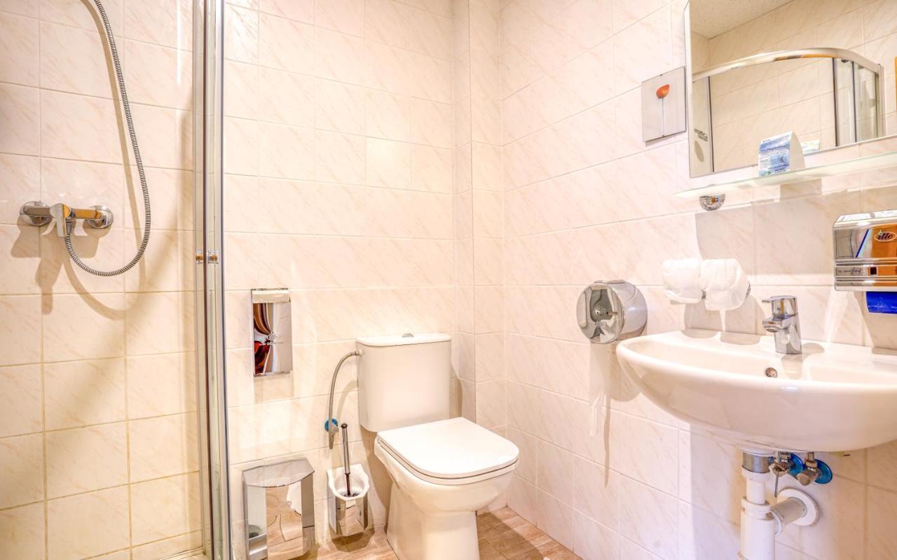 Hotel Dynamic Újtölgyes Kültér fotó