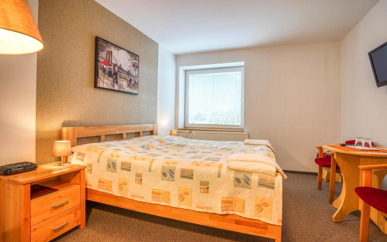 Hotel Dynamic Újtölgyes Kültér fotó