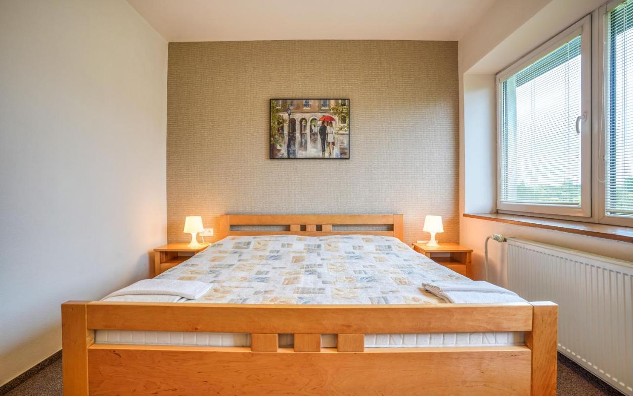 Hotel Dynamic Újtölgyes Kültér fotó