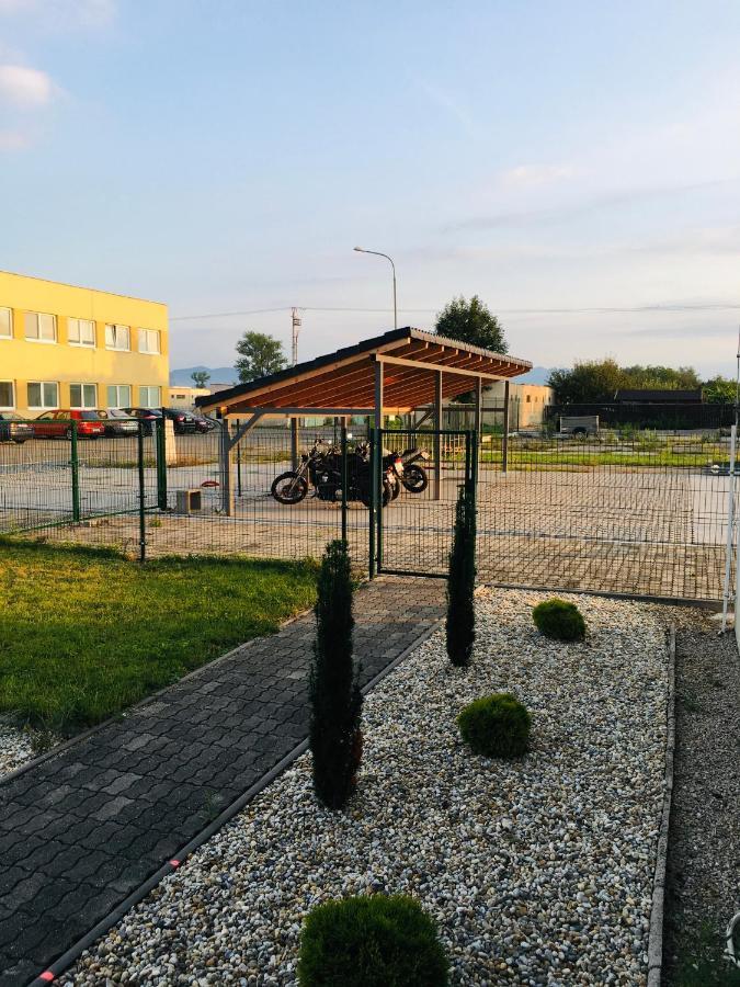 Hotel Dynamic Újtölgyes Kültér fotó