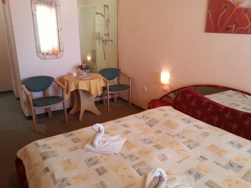 Hotel Dynamic Újtölgyes Kültér fotó