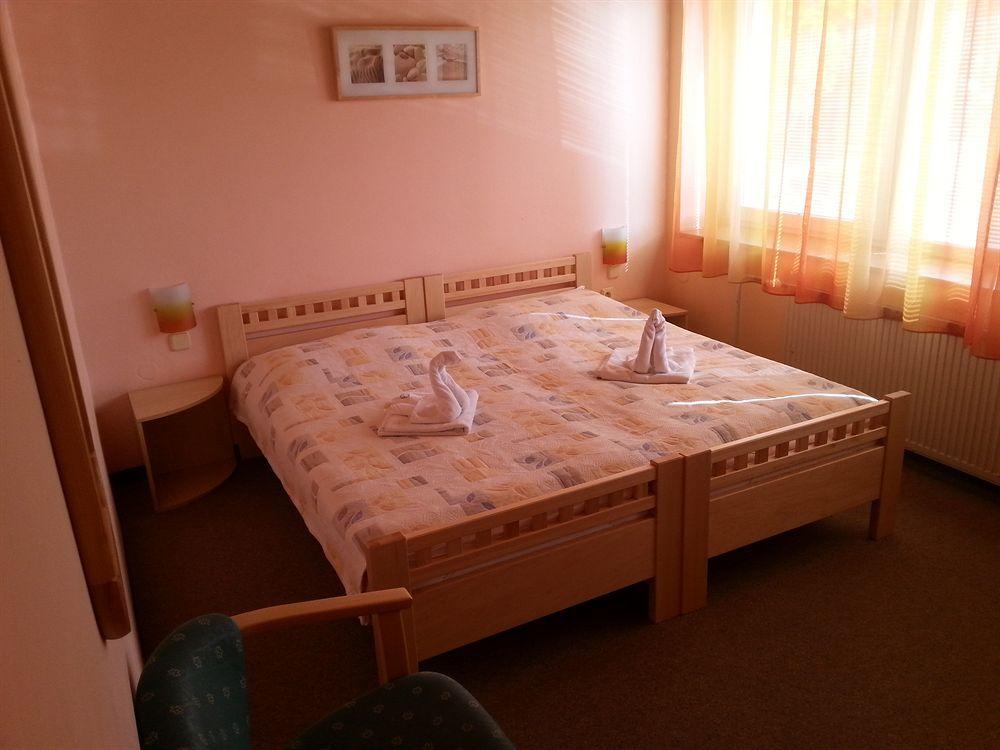 Hotel Dynamic Újtölgyes Kültér fotó