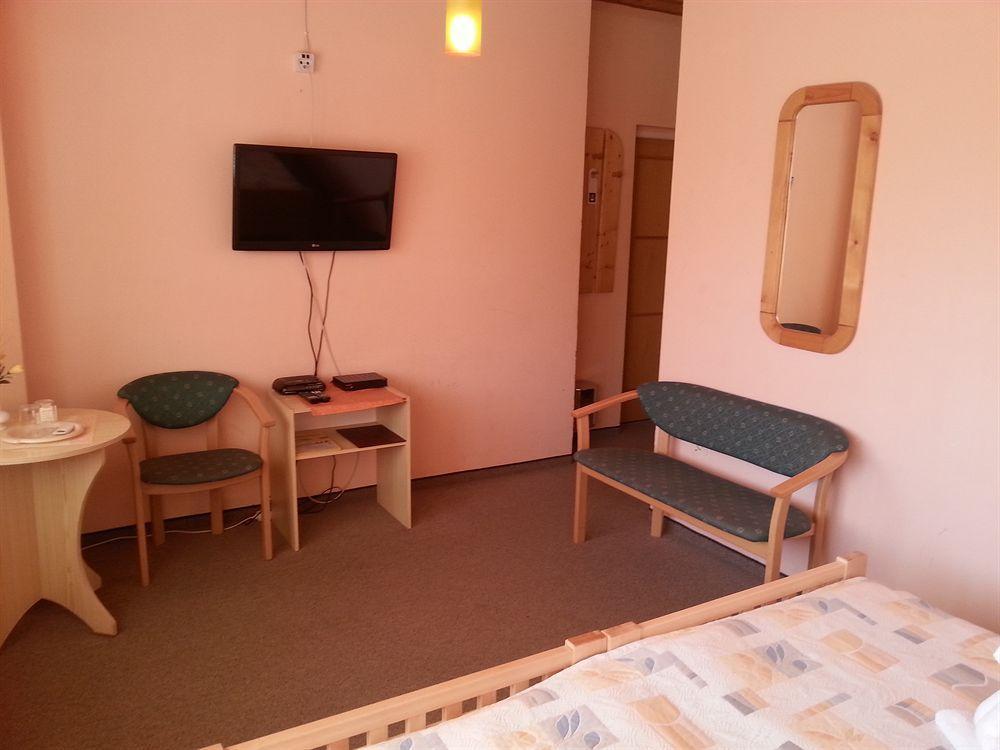 Hotel Dynamic Újtölgyes Kültér fotó