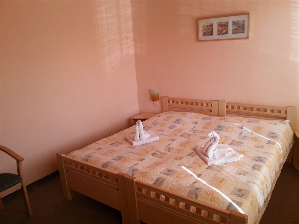 Hotel Dynamic Újtölgyes Kültér fotó
