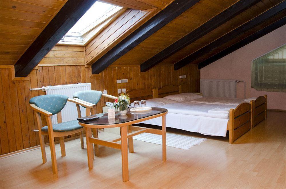 Hotel Dynamic Újtölgyes Kültér fotó