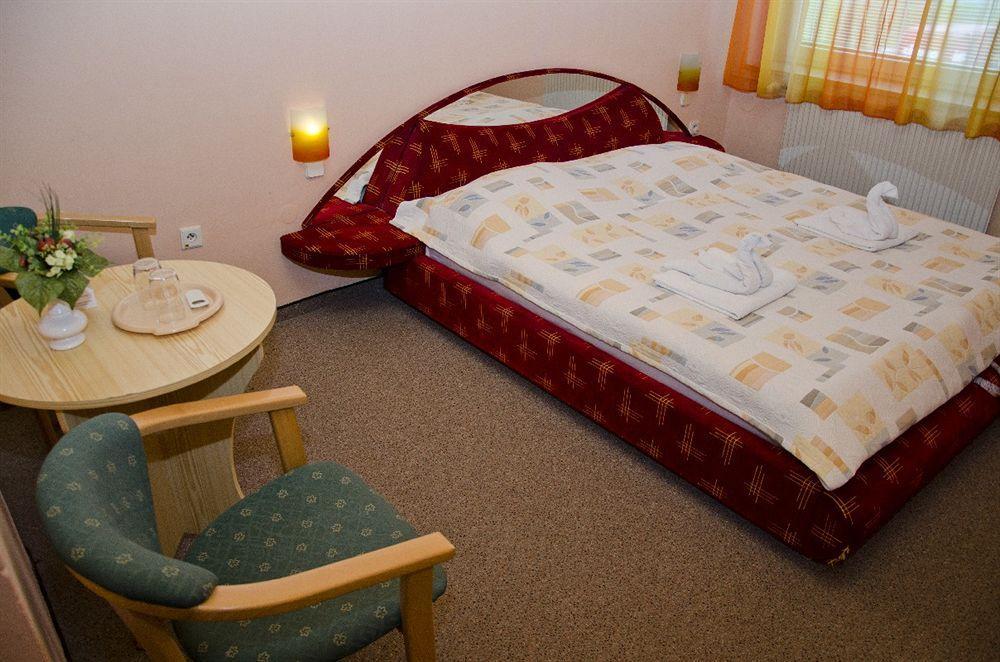 Hotel Dynamic Újtölgyes Kültér fotó