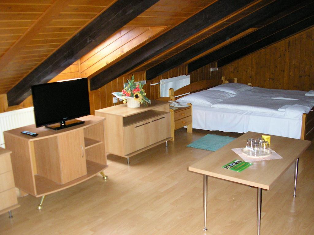 Hotel Dynamic Újtölgyes Kültér fotó
