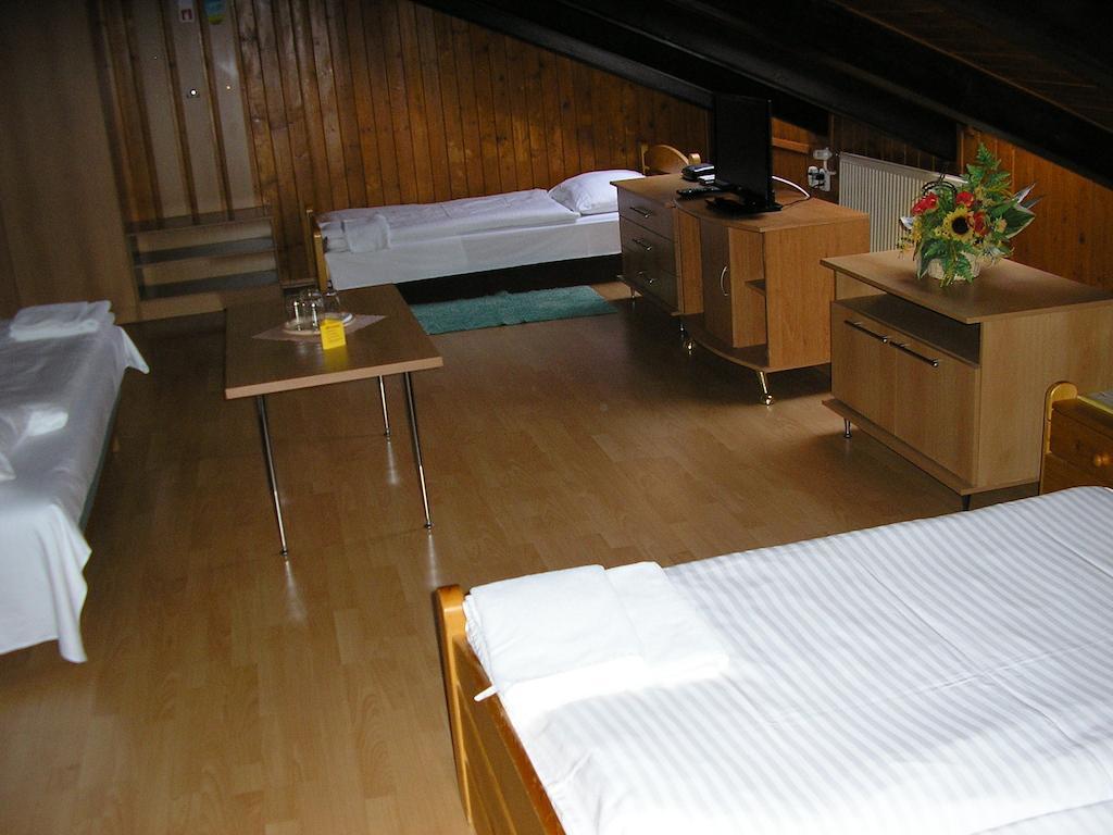 Hotel Dynamic Újtölgyes Kültér fotó