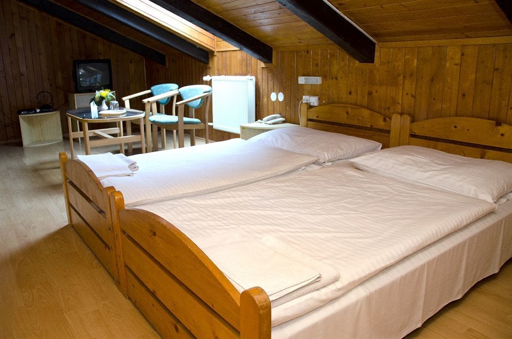 Hotel Dynamic Újtölgyes Kültér fotó