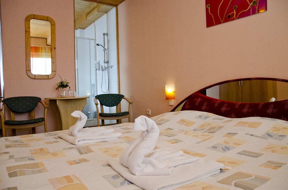 Hotel Dynamic Újtölgyes Kültér fotó