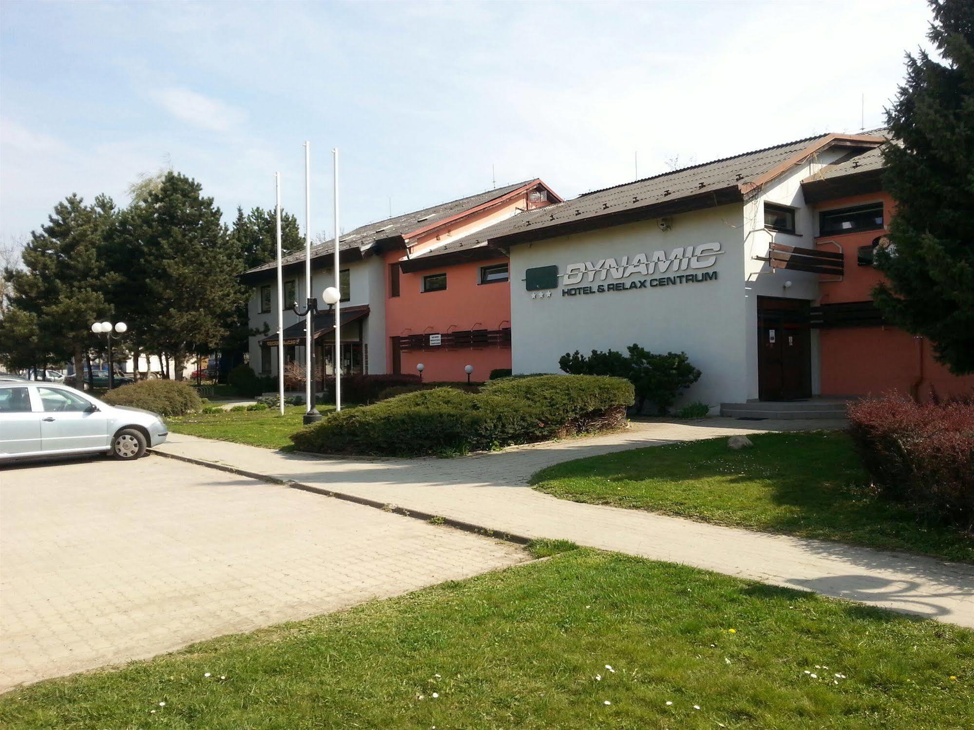 Hotel Dynamic Újtölgyes Kültér fotó