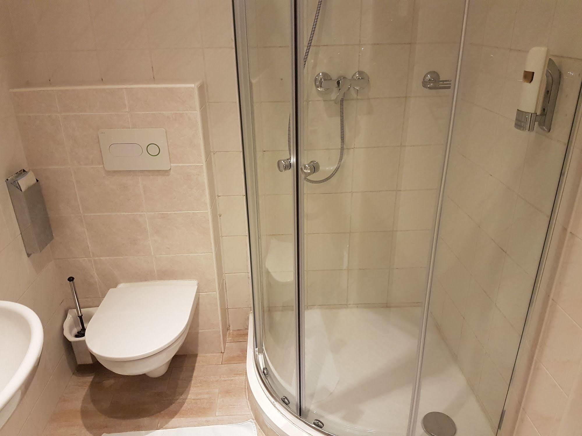 Hotel Dynamic Újtölgyes Kültér fotó