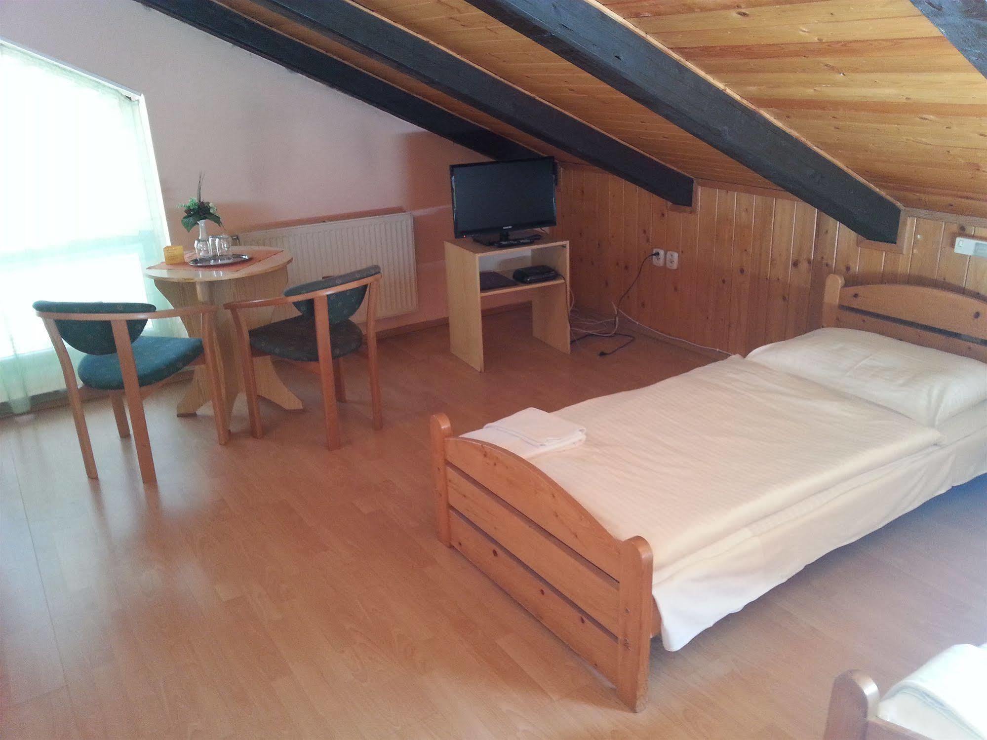 Hotel Dynamic Újtölgyes Kültér fotó