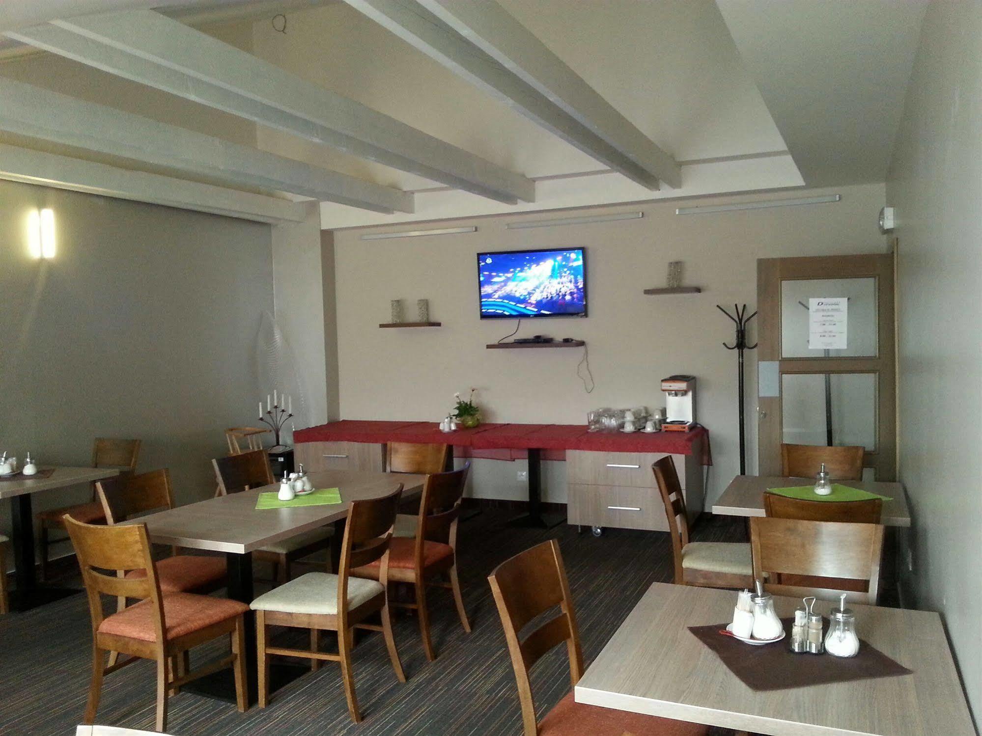 Hotel Dynamic Újtölgyes Kültér fotó